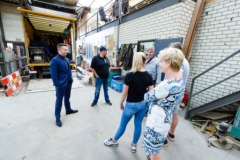Foto: Bram Saeys; Kenny en Joyce van Eerd hebben gala op het Sondervick en worden begeleid door quads en corssmotoren.