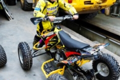Foto: Bram Saeys; Kenny en Joyce van Eerd hebben gala op het Sondervick en worden begeleid door quads en corssmotoren.