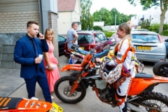 Foto: Bram Saeys; Kenny en Joyce van Eerd hebben gala op het Sondervick en worden begeleid door quads en corssmotoren.