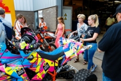 Foto: Bram Saeys; Kenny en Joyce van Eerd hebben gala op het Sondervick en worden begeleid door quads en corssmotoren.