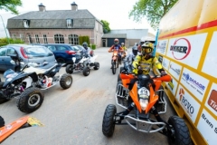 Foto: Bram Saeys; Kenny en Joyce van Eerd hebben gala op het Sondervick en worden begeleid door quads en corssmotoren.