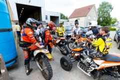 Foto: Bram Saeys; Kenny en Joyce van Eerd hebben gala op het Sondervick en worden begeleid door quads en corssmotoren.
