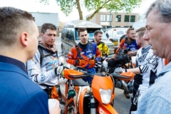 Foto: Bram Saeys; Kenny en Joyce van Eerd hebben gala op het Sondervick en worden begeleid door quads en corssmotoren.