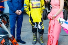 Foto: Bram Saeys; Kenny en Joyce van Eerd hebben gala op het Sondervick en worden begeleid door quads en corssmotoren.