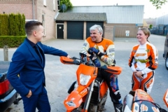 Foto: Bram Saeys; Kenny en Joyce van Eerd hebben gala op het Sondervick en worden begeleid door quads en corssmotoren.