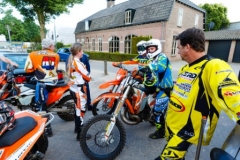 Foto: Bram Saeys; Kenny en Joyce van Eerd hebben gala op het Sondervick en worden begeleid door quads en corssmotoren.