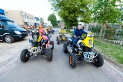 Foto: Bram Saeys; Kenny en Joyce van Eerd hebben gala op het Sondervick en worden begeleid door quads en corssmotoren.
