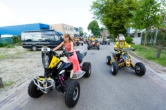 Foto: Bram Saeys; Kenny en Joyce van Eerd hebben gala op het Sondervick en worden begeleid door quads en corssmotoren.