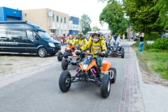 Foto: Bram Saeys; Kenny en Joyce van Eerd hebben gala op het Sondervick en worden begeleid door quads en corssmotoren.