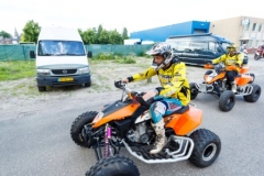 Foto: Bram Saeys; Kenny en Joyce van Eerd hebben gala op het Sondervick en worden begeleid door quads en corssmotoren.