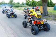 Foto: Bram Saeys; Kenny en Joyce van Eerd hebben gala op het Sondervick en worden begeleid door quads en corssmotoren.